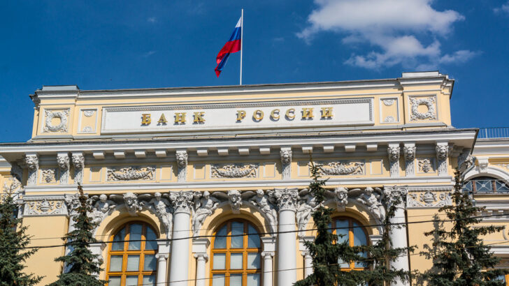 Банк России сообщил о сокращении количества выявленных поддельных рублей