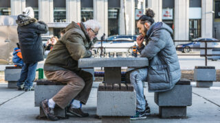 Игра в шахматы. Фото Alex Perri / Unsplash