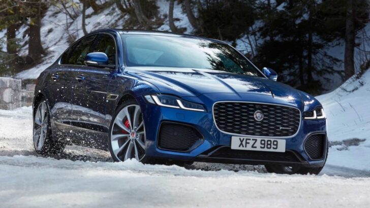 Jaguar и Land Rover начали официально продавать свой «мерч» в России