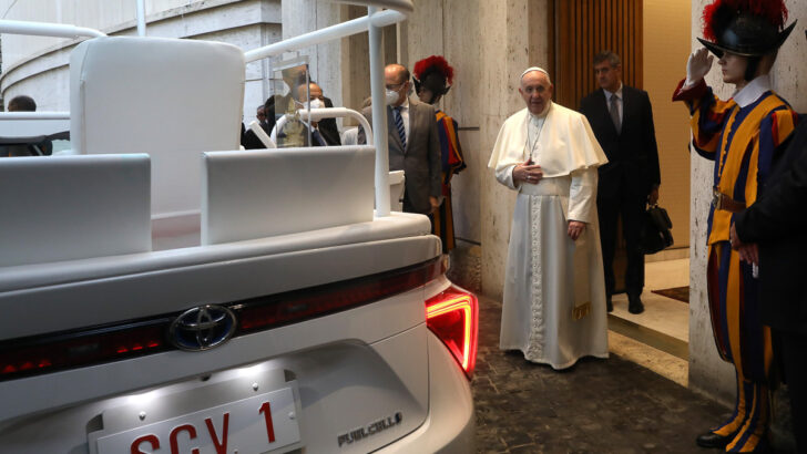 Гараж Папы Римского пополнился водородным автомобилем