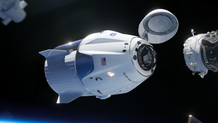 Космический корабль Crew Dragon с астронавтами отстыковался от МКС и возвращается на Землю
