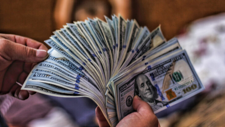 Экономист назвал валюты, которыми можно заменить доллар США