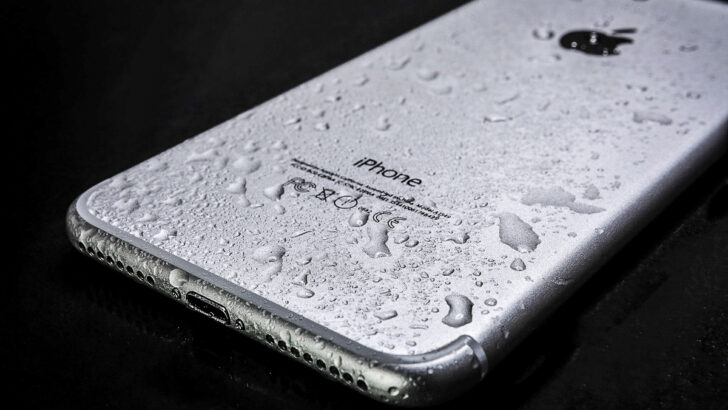 Мокрый iPhone. Фото Photo Mix / Pixabay