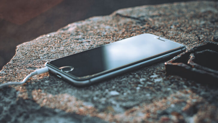 Компания Apple представит первый гибкий iPhone в 2023 году