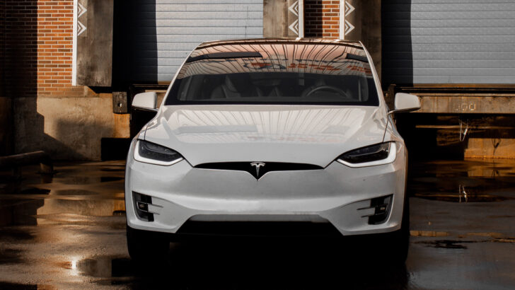 Tesla сняла с продажи бюджетную модификацию кроссовера Model Y