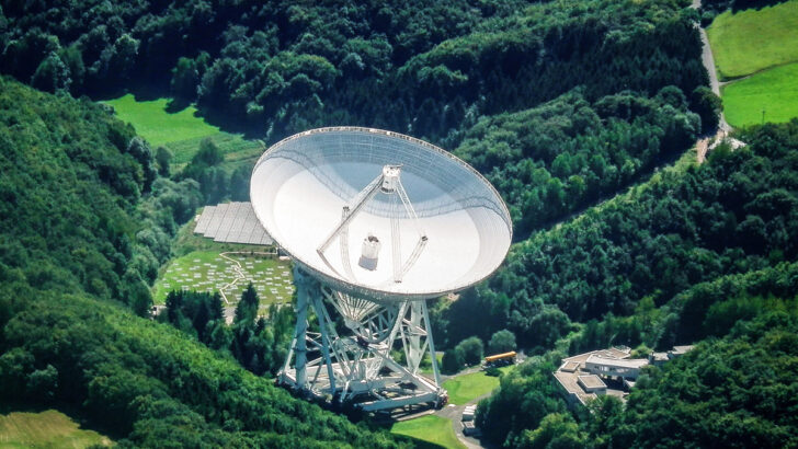 Эффельсбергский радиотелескоп. Фото Dr. G.Schmitz (CC BY-SA 3.0)