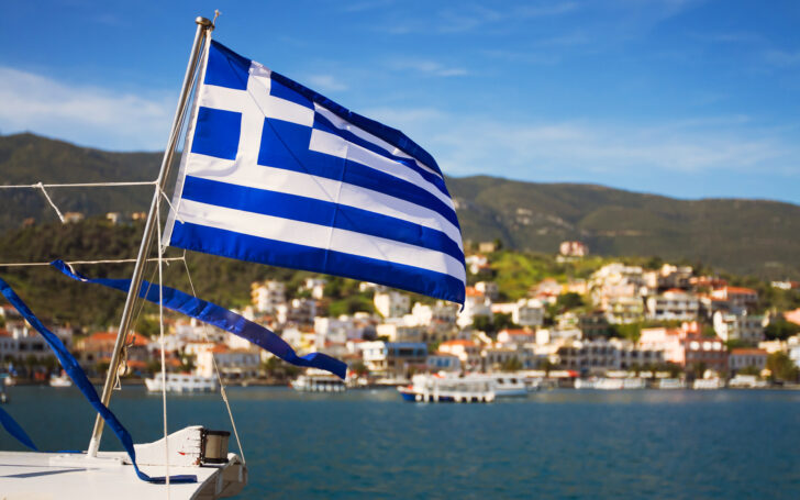 Греция работает над соглашениями с несколькими странами о признании паспортов вакцинации