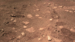 Следы ровера Perseverance на поверхности Марса. Фото NASA/JPL-Caltech/Kevin M. Gill