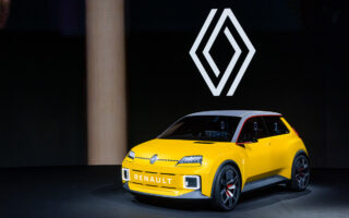 Новый логотип Renault и прототип Renault 5. Фото пресс-службы Renault