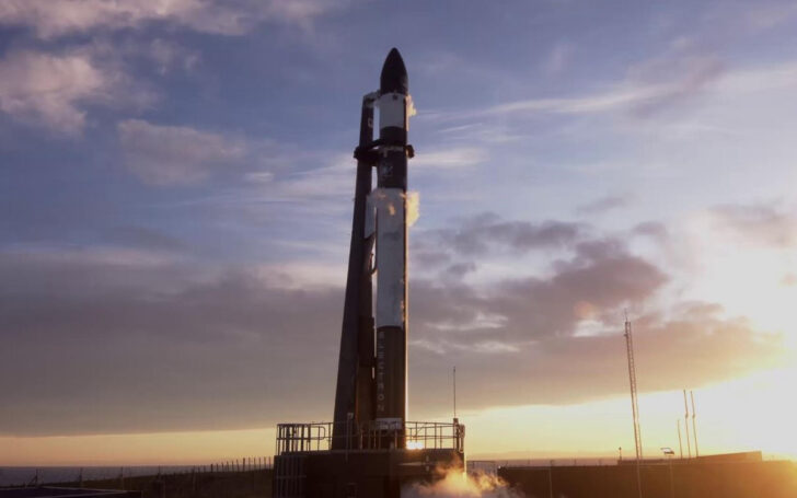 Ракета компании Rocket Lab доставила на орбиту Земли семь спутников