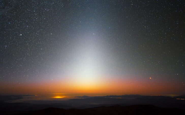 Зодиакальный свет. Фото ESO / Y. Beletsky (CC BY 4.0)