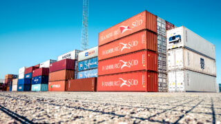 Грузовые контейнеры. Фото Jonas Smith / Unsplash