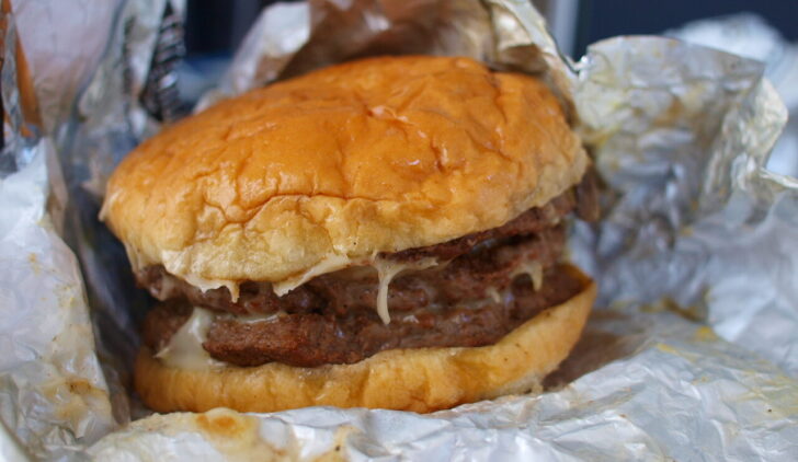 Гамбургер. Фото Calgary Reviews (CC BY 2.0)