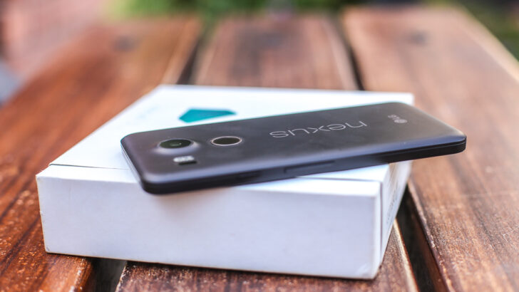 Смартфон LG Nexus 5X. Фото Hamid Roshaan / Unsplash