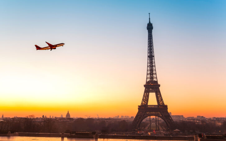 Президент Франции Эммануэль Макрон заявил о начале снятия ограничений для туристов в мае