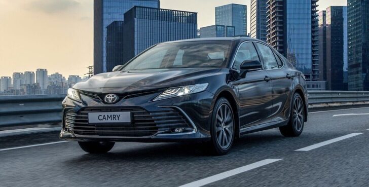Toyota начала продажи обновленного седана Toyota Camry в России от 1,88 миллиона рублей