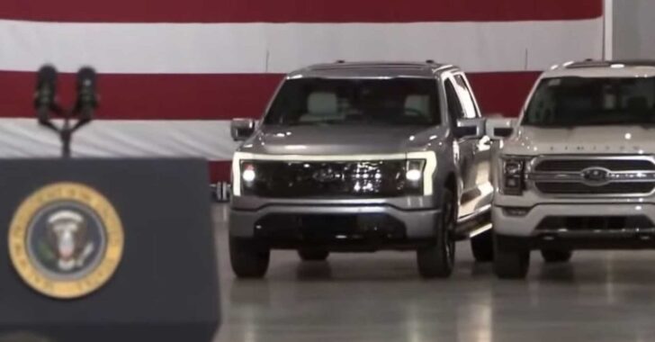 Президент США Джо Байден провел тест-драйв нового электропикапа Ford F-150 в Мичигане