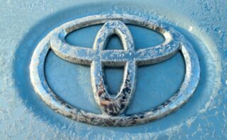 Логотип Toyota. Фото Chandler Cruttenden / Unsplash