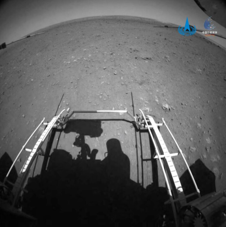 Развертывание марсохода Zhurong на Марсе. Фото CNSA