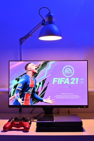 FIFA 21 на PS4. Фото Guglielmo Basile / Unsplash