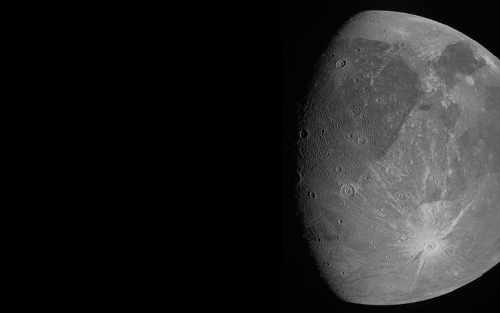 Космический зонд НАСА Juno прислал на Землю первые снимки Ганимеда