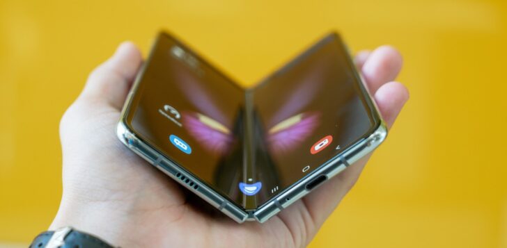 Samsung запатентовала складной смартфон с вращающейся камерой