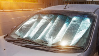 Солнцезащитный экран в автомобиле