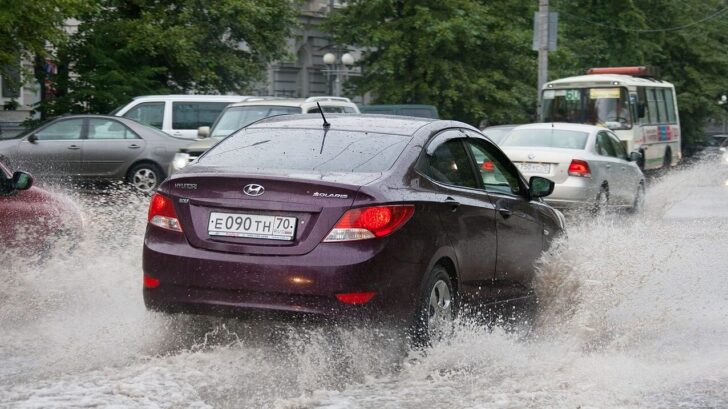 Эксперт Рязанов рассказал водителям РФ о действиях при гидроударе и затоплении автомобиля
