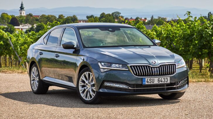 В РФ появились в продаже новые Skoda Superb из КНР по цене от 1,45 млн рублей