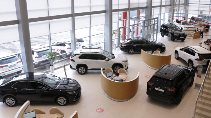 Продажи новых легковых автомобилей и LCV в РФ снизились на 18,1% в октябре 2021 года