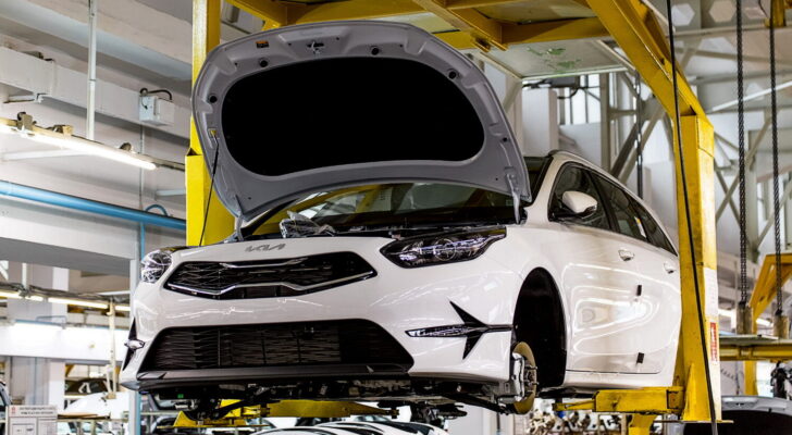 Производство автомобилей в России в середине апреля продолжается только на четырех заводах