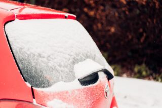 Автомобиль зимой. Фото Dan Senior / Unsplash