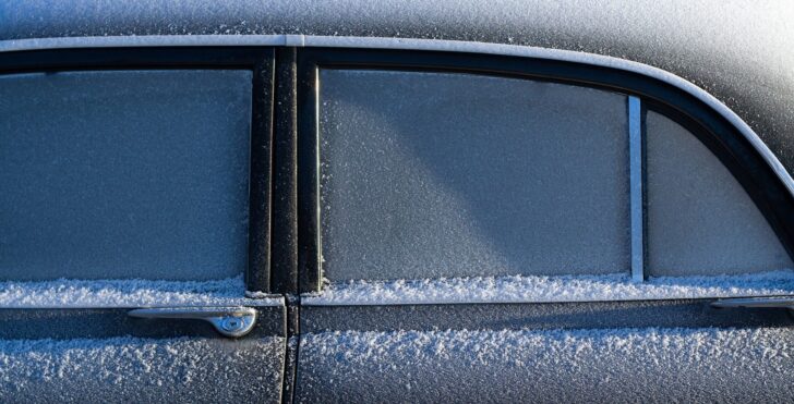 Автомобиль зимой. Фото Juha Lakaniemi / Unsplash