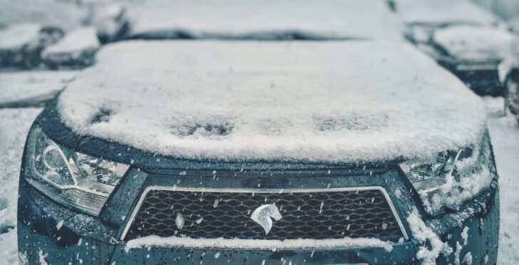 Автомобиль зимой. Фото sina drakhshani / Unsplash