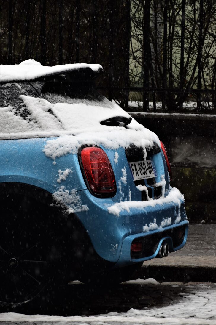 Автомобиль зимой. Фото Lisa Therese / Unsplash