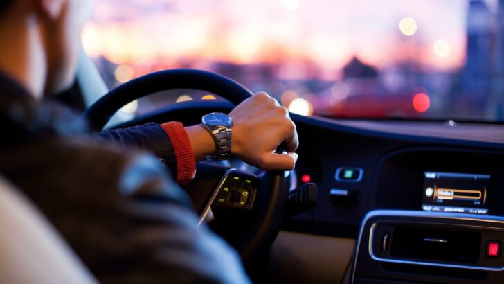 Более половины водителей в Великобритании не помнят назначения кнопок в своих машинах