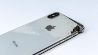 Разбитый iPhone Xs. Фото Fili Santillán / Unsplash
