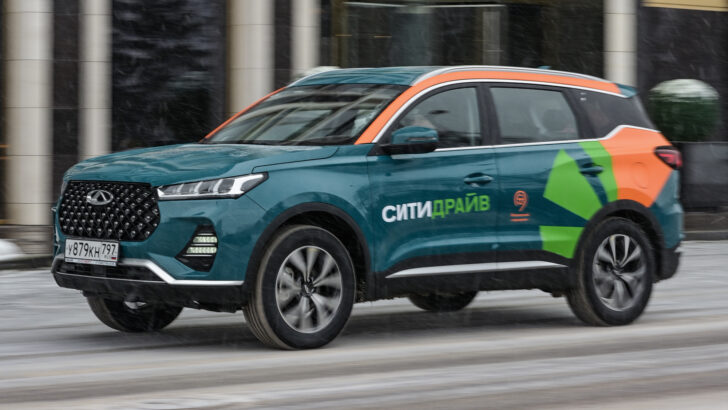 Автоэксперт Попов назвал переход на отечественные автомобили шансом спасти каршеринг в РФ