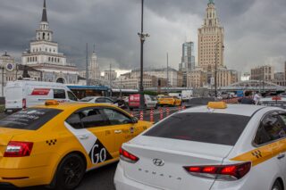 Автомобили такси. Фото Sergey Tarasov / Unsplash