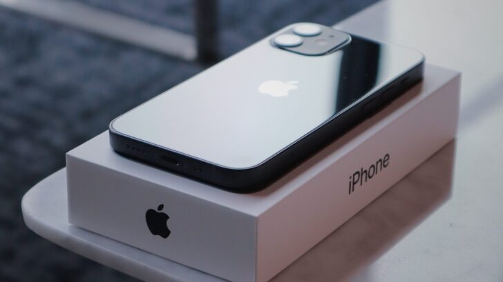 Apple может выпустить новый iPhone с двумя дисплеями E Ink на электронных чернилах