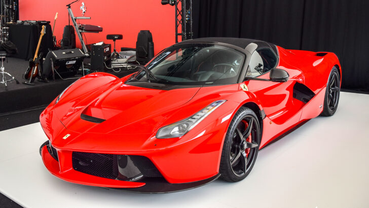 Спорткар Ferrari LaFerrari Aperta 2017 года ушел с молотка за рекордные 5,36 млн долларов