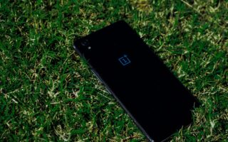 Смартфон OnePlus в траве. Фото Noizy Bull / Unsplash
