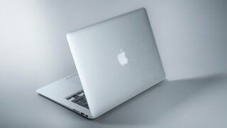 Macbook. Фото Maxim Hopman / Unsplash