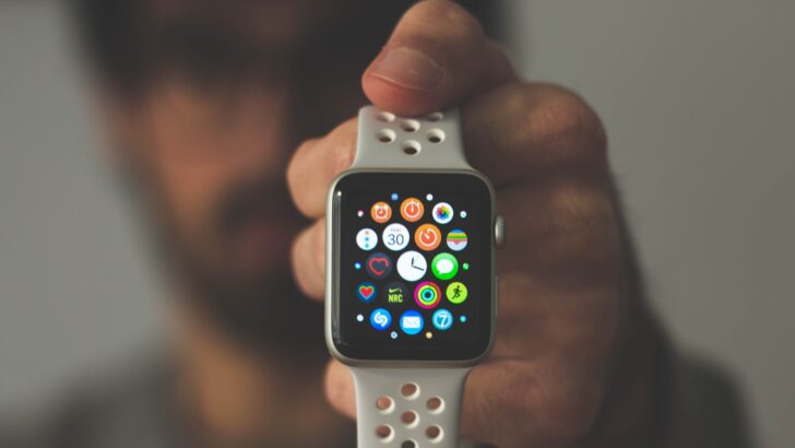 Apple может выпустить Apple Watch с увеличенным экраном и металлическим корпусом