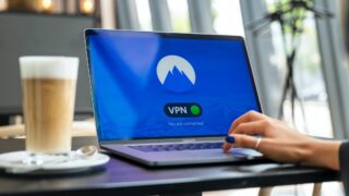 VPN-сервис для ноутбука. Фото Petter Lagson / Unsplash