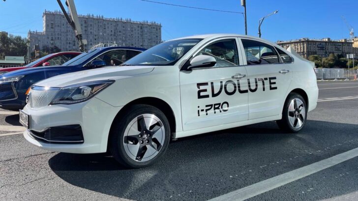 В РФ начались продажи первого российского электромобиля EVOLUTE I-PRO