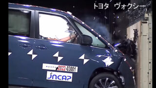 Краш-тест Toyota Voxy. Кадр из видео YouTube