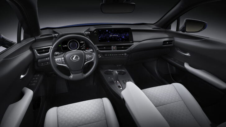 Интерьер Lexus UX 300e. Фото Toyota