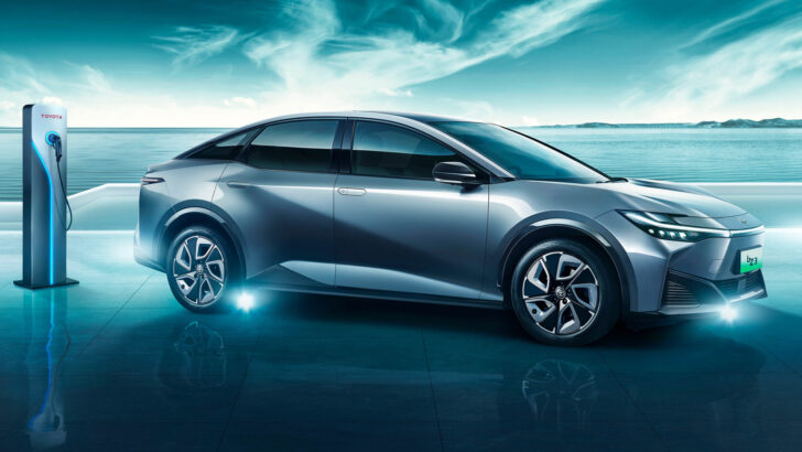 Toyota представила свой первый электрический седан