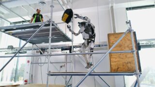 Робот Atlas на стройке. Кадр из видео Boston Dynamics